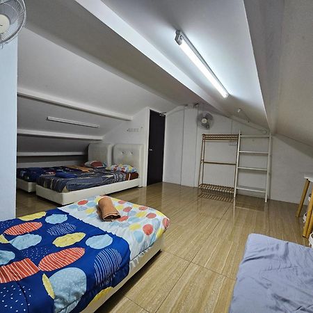 Color Mixed Home Hostel Room Share Bathroom George Town Exterior foto